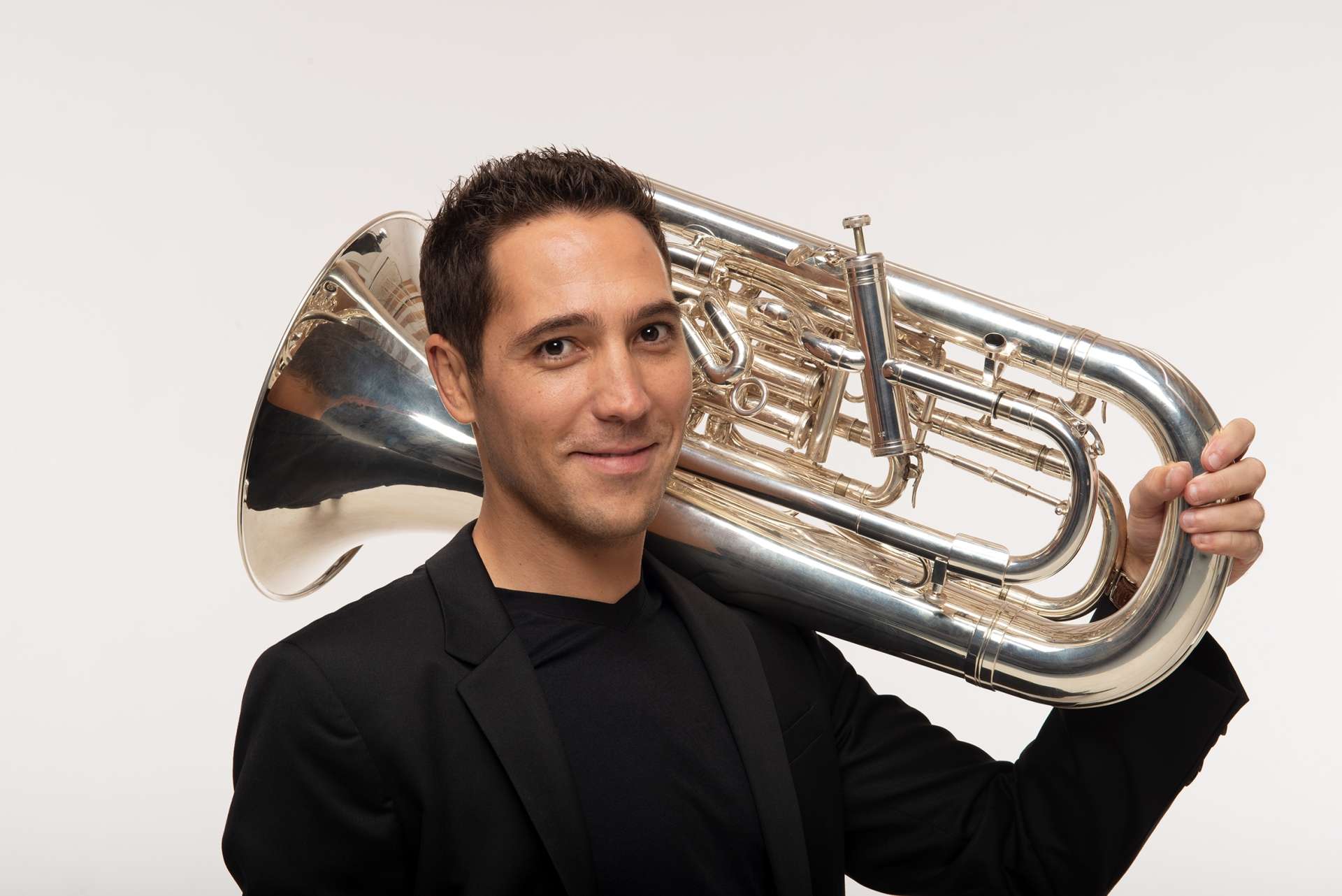 Bastien Baumet avec un euphonium